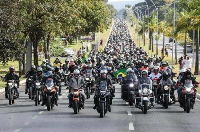 O presidente Jair Bolsonaro à frente de centenas de motoqueiros em manifestação em Brasília - Foto: Twitter/Reprodução