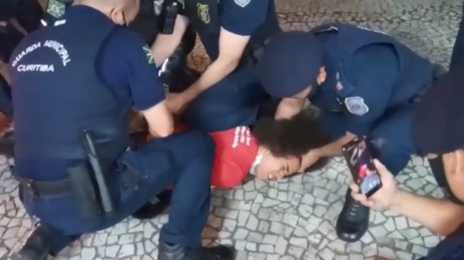 Renato Freitas sendo contido pelos policiais - Foto: Reprodução