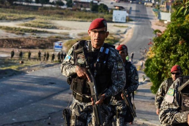 Soldados brasileiros fazem patrulha na fronteira entre o Brasil e a Venezuela, na região de Pacaraima (RR) - Foto: Reprodução