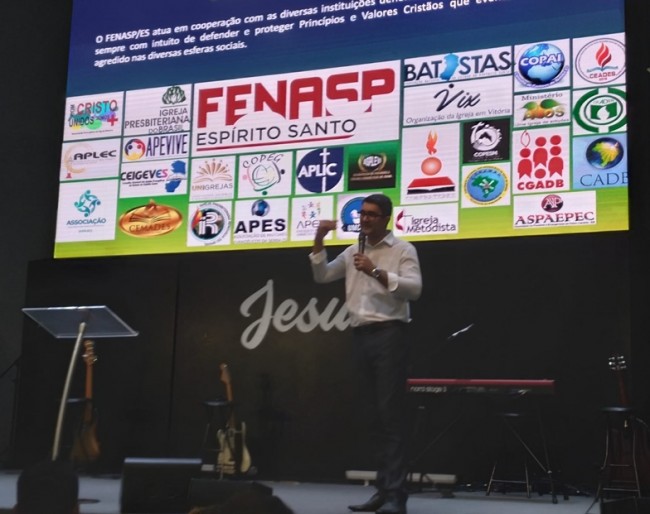 Pastor Romerito Oliveira, e o painel com as várias vertentes evangélicas.