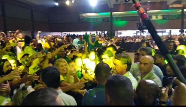 Momento da chegada de Bolsonaro no evento. Salão totalmente cheio.