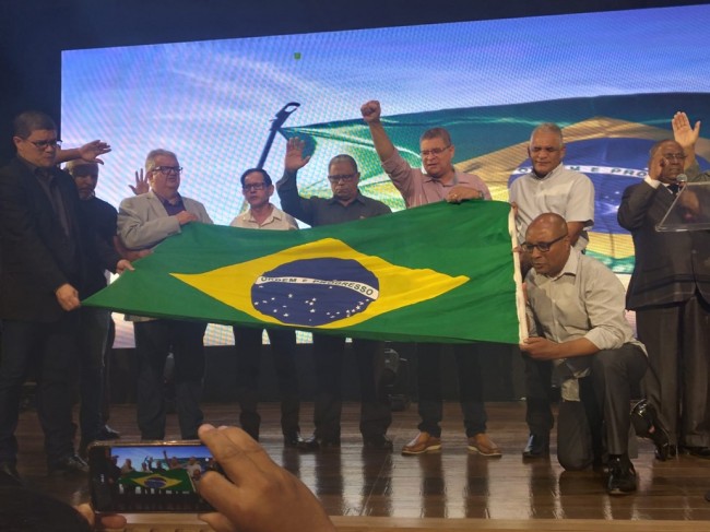 Líderes religiosos elevam, em oração do Pastor Délio Nascimento, a bandeira do Brasil