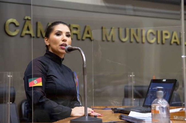 Policial e vereadora Mariana Lescano - Reprodução internet