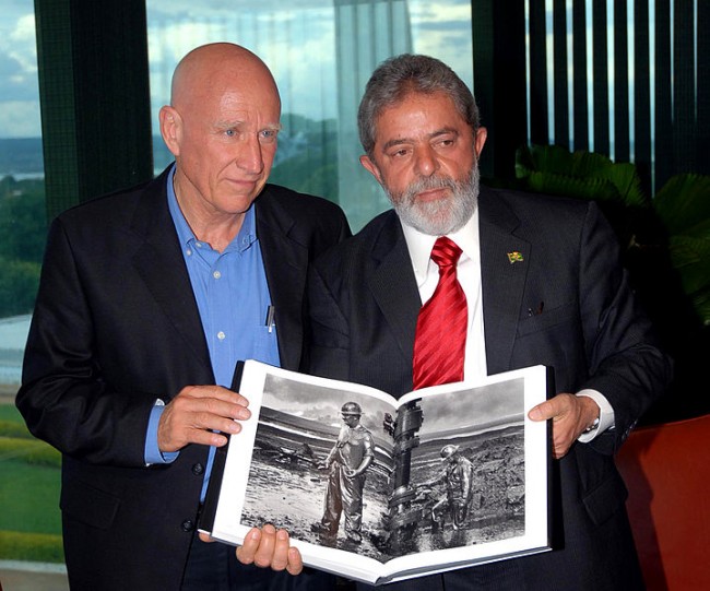 O fotógrafo é admirador de Lula e o presenteou com o livro “Trabalhadores” (Reprodução/Internet)