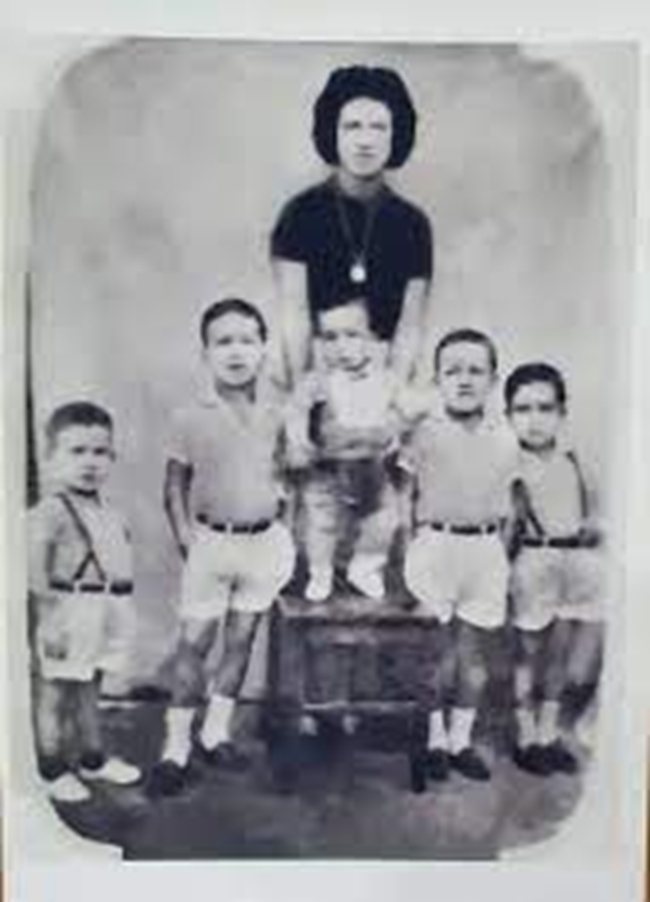Magno Malta, o penúltimo filho na foto, e quatro de seus seis irmãos