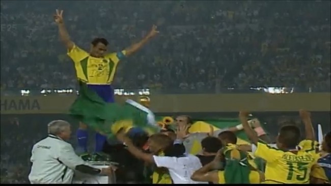 Seleção brasileira campeã com o capitão Cafu - Foto: Reprodução