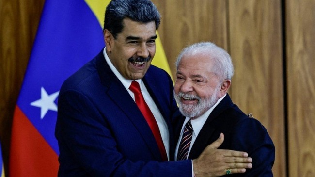 Nicolás Maduro, ditador da Venezuela, acusado de narcoterrorismo pela Justiça dos Estados Unidos e Lula da Silva, pretendente a ditador do Brasil, que se declara “cada vez mais Maduro, mais Maduro, mais Maduro, ...”