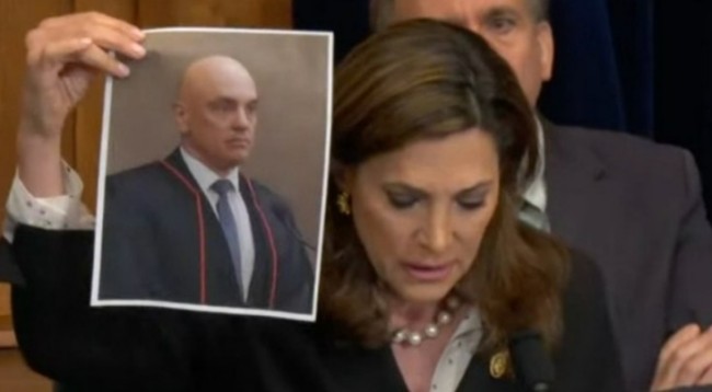 A deputada María Elvira Salazar exibiu foto de Alexandre de Moraes durante audiência no Congresso americano - Foto: Reprodução