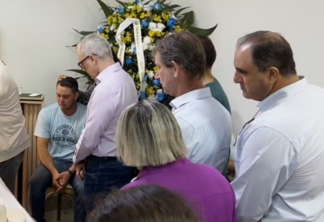 O ex-marido de Raquel, Romero Xavier, permaneceu ao lado do caixão com o pai de Raquel, o deputado estadual Gilberto Cattani