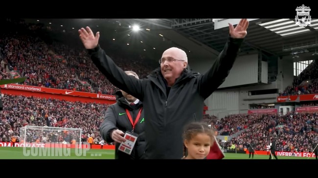 Sven à frente do Liverpool em jogo beneficente | Foto: Reprodução/YouTube/@LiverpoolFC