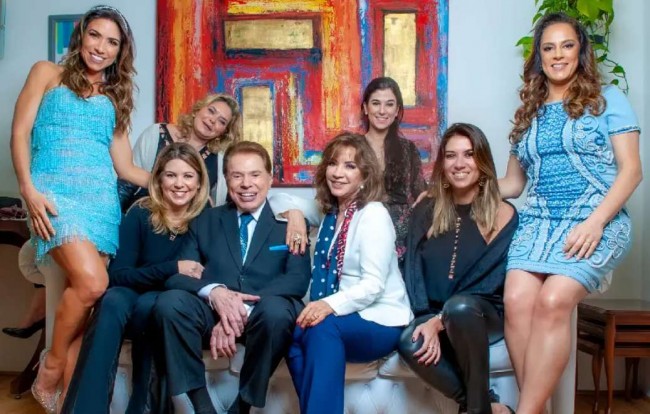 A família Abravanel (da esq. p/ dir.): Patricia, Daniela, Cintia, Silvio, Iris, Renata, Rebeca e Silvia