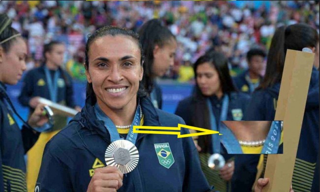 Marta com a medalha de prata e seu colar