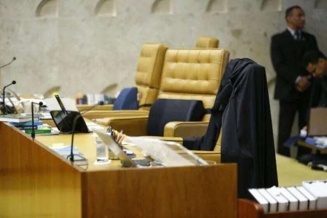 A escancarada “tragédia institucional” e o “colapso ético” do país com apenas uma canetada