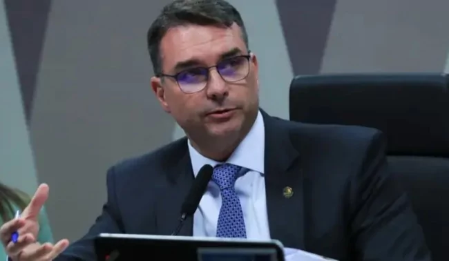 Flávio Bolsonaro faz o “sistema” entrar em “parafuso” com apenas uma frase