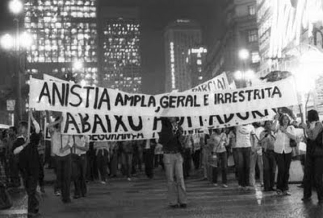 Em 1979 o povo foi para as ruas pedir anistia. A lei foi aprovada em agosto de 1979 pelo Congresso Nacional