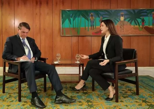 Repórter provoca Bolsonaro, tenta comparar com Lula, mas se dá mal com resposta contundente