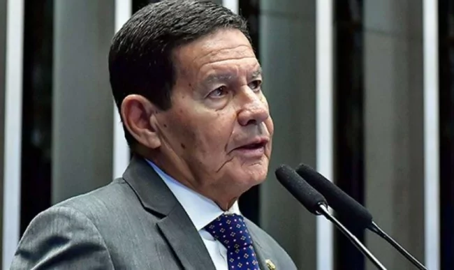 General Mourão surpreende e sai em defesa de Eduardo Bolsonaro
