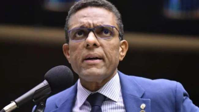 Otoni de Paula após se aliar a Lula tenta agora se afastar para garantir a reeleição