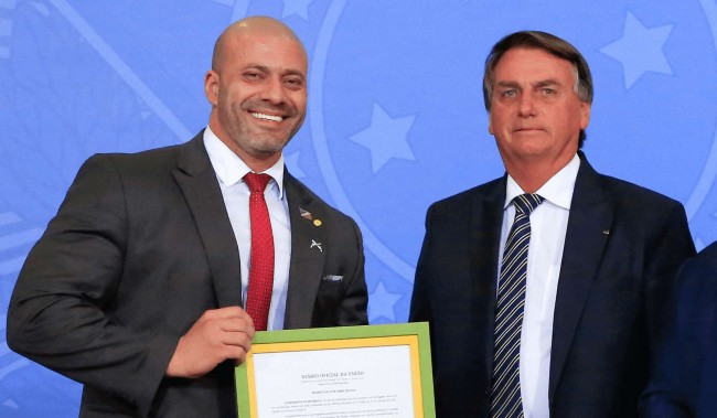 Bolsonaro concedendo o perdão presidencial a Daniel Silveira - Reprodução internet