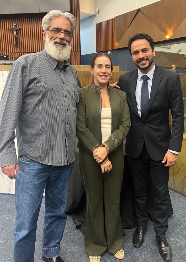 Jornalistas Alexandre Siqueira e Jussara Ribeiro com o vereador Uner Augusto