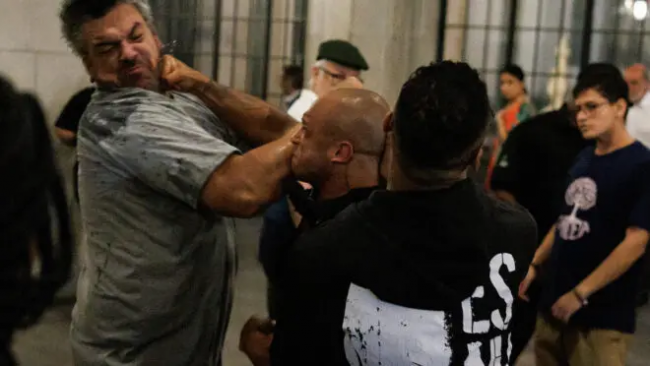 Deputado Douglas Garcia é agredido por manifestantes de esquerda - Reprodução internet