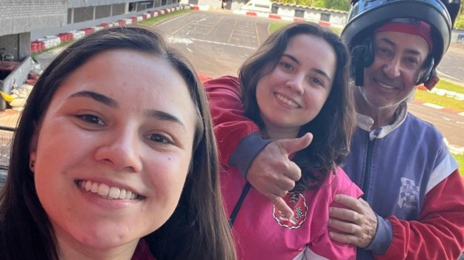 Miriane, ao centro da foto, com o pai e a irmã gêmea.