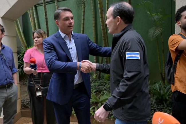 Flavio Bolsonaro e Gustavo Villatoro, ministro da Justiça de El Salvador