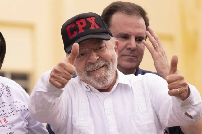 Lula com boné que faz referência ao Complexo do Alemão, principal reduto do CV no Rio de Janeiro – Reprodução internet