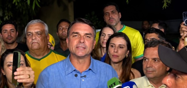 Flavio Bolsonaro e apoiadores vibram com o resultado - Reprodução internet