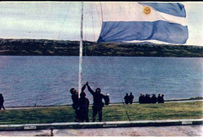 Militares argentinos durante invasão das Malvinas/Falklands em 1982 - Reprodução internet